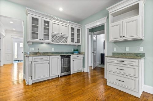 44 Canterbury St, Hingham MA 02043-1453 exterior