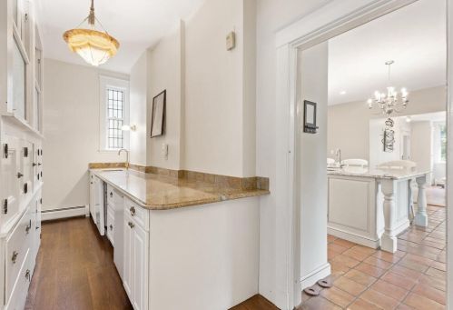 215 Ave, Weston MA 02493-1908 exterior