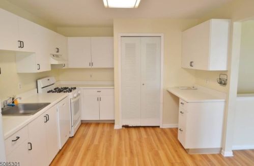 29 Millie Ln, East Hanover NJ  07936-3427 exterior