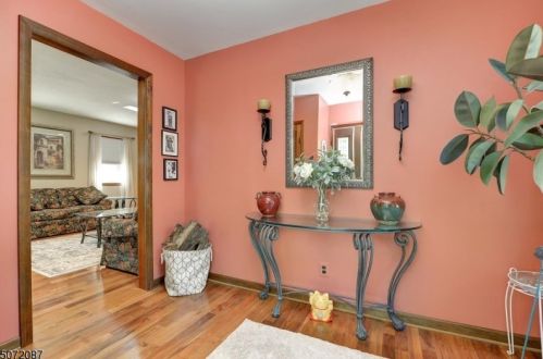 15 Short Pl, Skyline Lakes, NJ 07456-2124