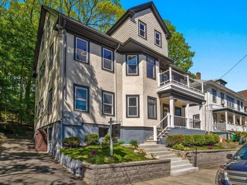 17 Circuit Ave, Newton MA 02461-1602 exterior