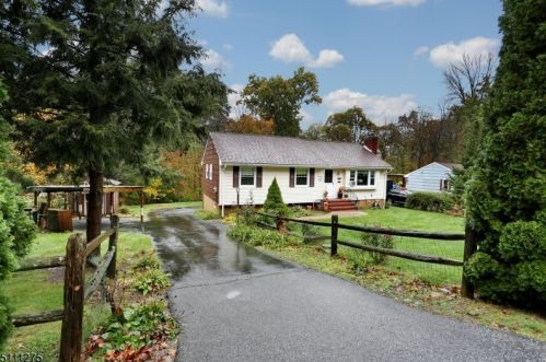 17 Russell Rd, Skyline Lakes, NJ 07456-2218