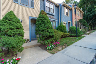 134 Dumbarton Hill Ct, Matawan NJ  07747-1864 exterior