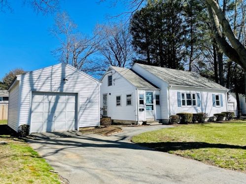 18 Country Dr, Beverly, MA 01915-2628
