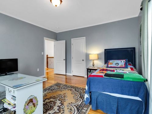 6 Rowe St, Newton MA 02466-1596 exterior