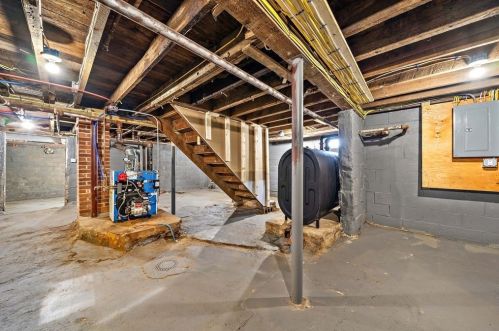 210 Hart St, Taunton MA  02780-6945 exterior