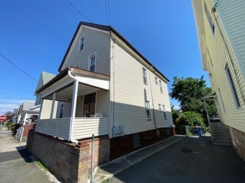208 Grinnell St, New Bedford, MA 02740-3269