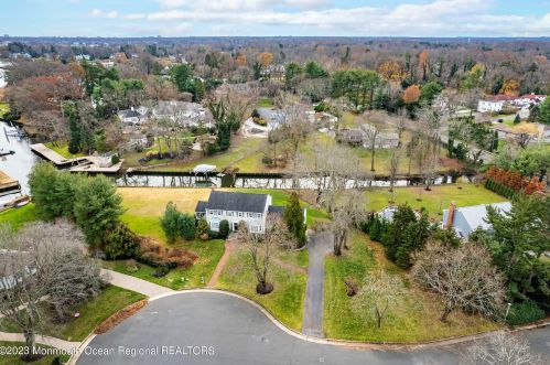 7 Pirates Cove Rd, Little Silver NJ 07739-1623 exterior