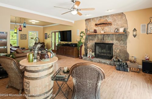 335 Veterans Hwy, Jackson Twp NJ 08527-2832 exterior