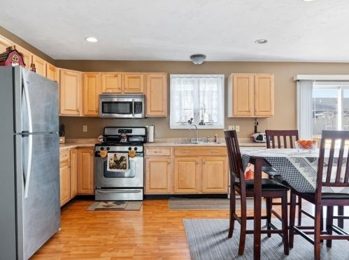 305 Detroit St, Fall River MA 02721-4904 exterior