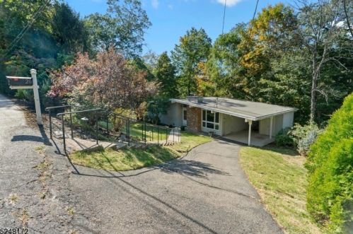 20 Robin Ln, Skyline Lakes NJ 07456-2932 exterior