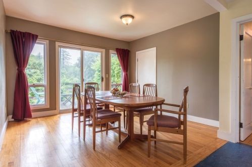 185 Pelham Rd, Amherst MA 01002-9777 exterior