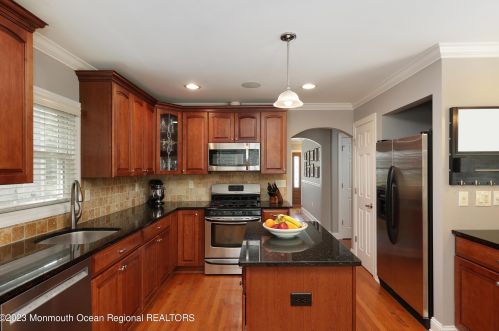 26 Orch Pl, Little Silver NJ 07739-1428 exterior