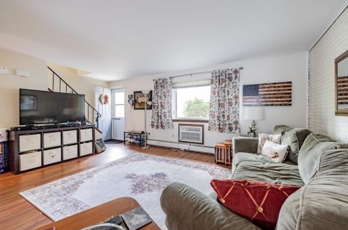 37 Sheri Ln, Agawam, MA 01001-1504