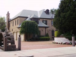 306 River St, Newton, MA 02465-1436