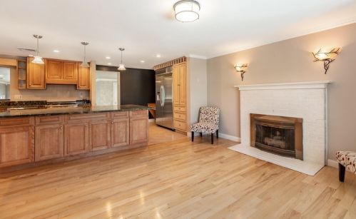 24 Harvey Ln, Whitman MA 02382-1948 exterior