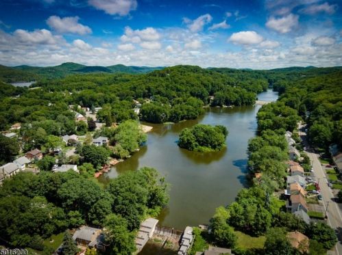 326 Skyline Lk Dr, Skyline Lakes NJ 07456-1953 exterior