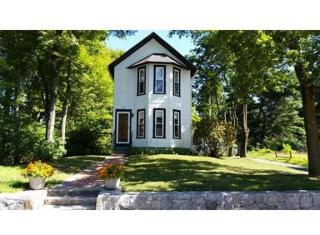 89 Douglas St, Uxbridge, MA 01569-2401