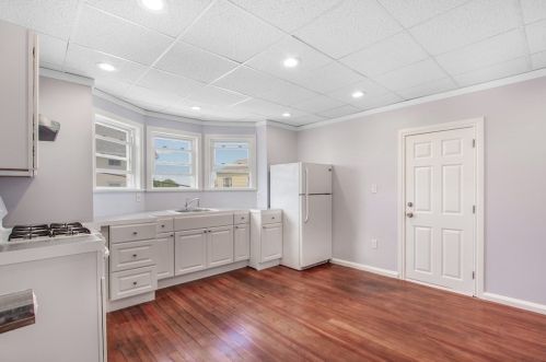 556 Bradford Ave, Fall River MA 02721-1017 exterior