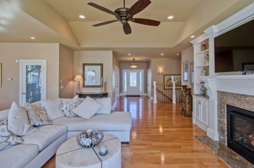 7 Lango Ln, Agawam, MA 01001-2295