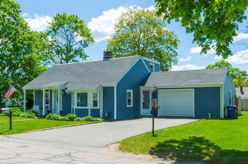 16 Pershing Ave, Seekonk, MA 02771-4117