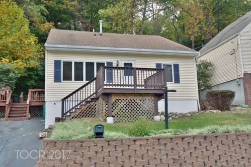 128 Skyline Lake Dr, Skyline Lakes, NJ 07456-1955
