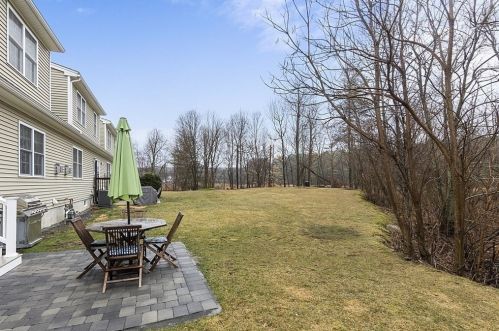 615 Nashua Rd, Dracut MA 01826-1952 exterior