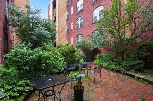 4 Chatham Pl, Worcester MA 01609-2453 exterior