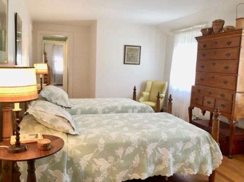 32 Old Farm Rd, Dedham MA 02026-4115 exterior