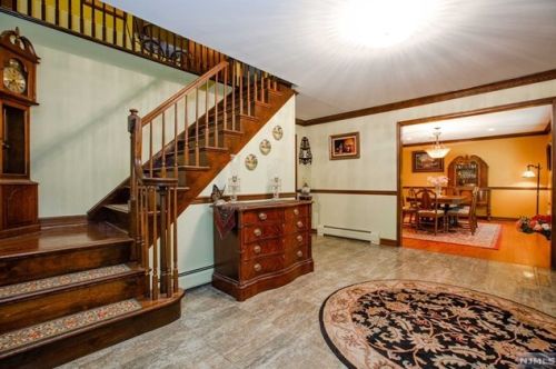 56 Cheshire Ln, Skyline Lakes, NJ 07456-2743