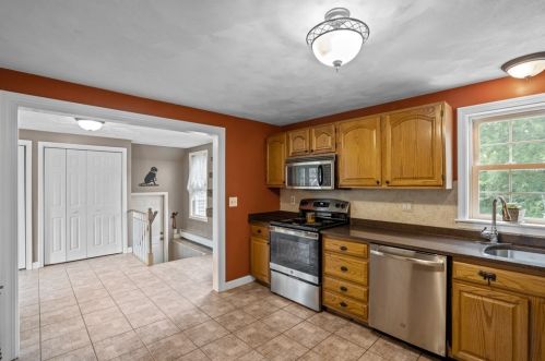 5 Russell Dr, Seekonk, MA 02771-1953