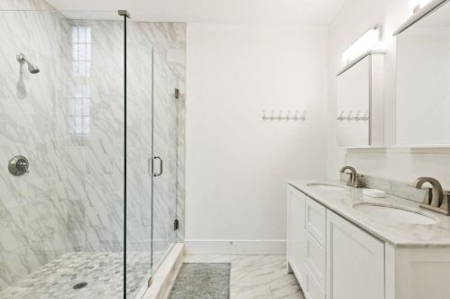 215 Ave, Weston MA 02493-1908 exterior