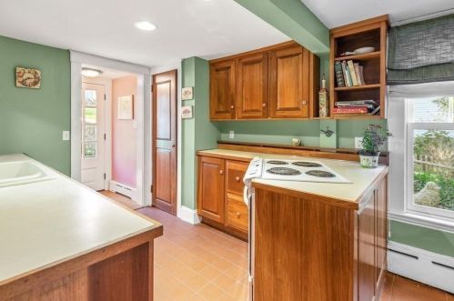 32 Main St, Rockport MA 01966-1512 exterior