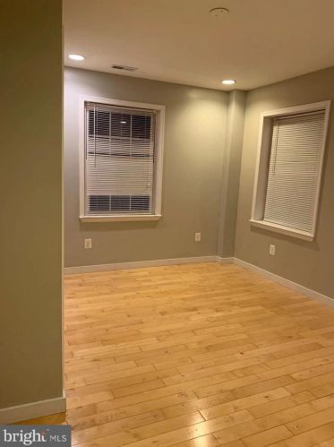 975 6th St, Philadelphia PA 19123-1457 exterior