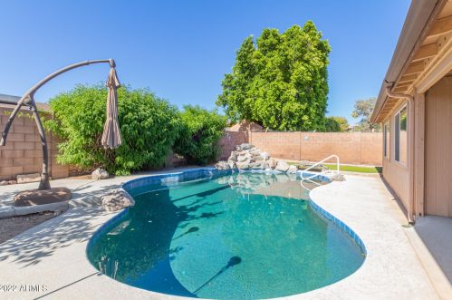 1826 Acoma Dr, Phoenix AZ 85032-4892 exterior