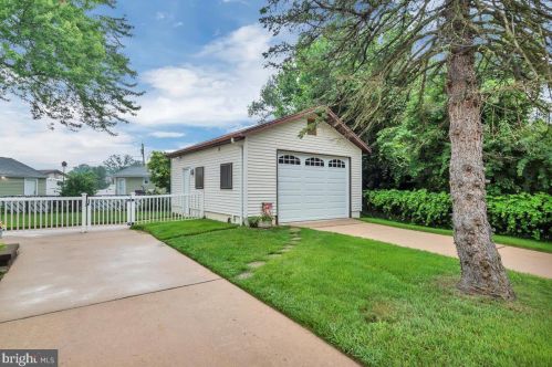 228 Somerset Rd, West Deptford NJ 08096-6066 exterior