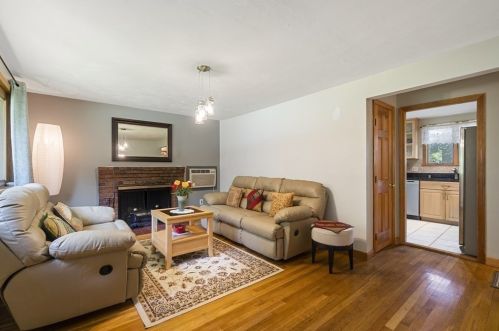 2 Jonathan Rd, Burlington MA 01803-1414 exterior