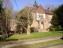 25 Bruce Ln, Newton, MA 02458-2615