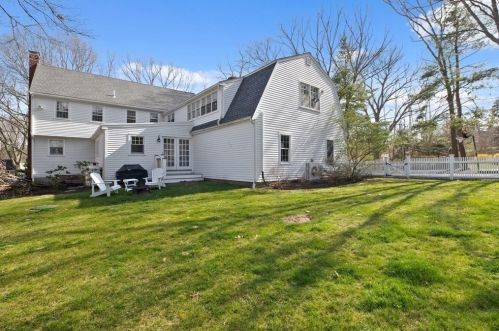 2 Golfview Dr, Hingham MA 02043-2633 exterior