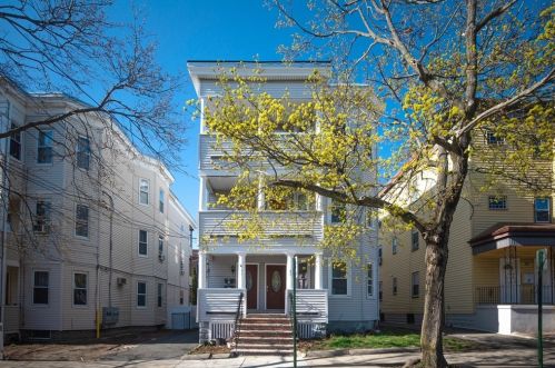 49 Pearl St, Everett, MA 02149-1105