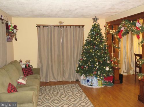 129 Progress Ave, West Deptford NJ 08096-1211 exterior