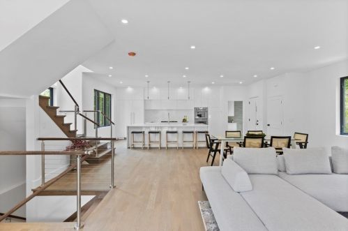 72 Circuit Ave, Newton, MA 02461-1603