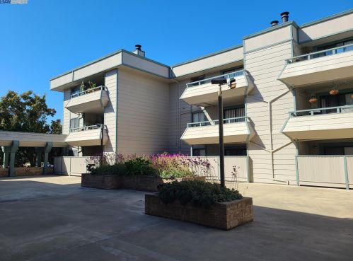 2077 Washington Ave, San Leandro CA 94577-5866 exterior