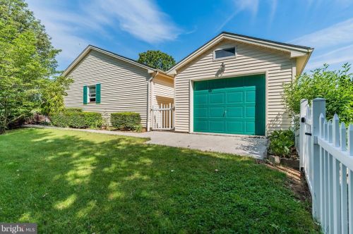 2 Wesley Dr, Carlisle PA 17015-4377 exterior