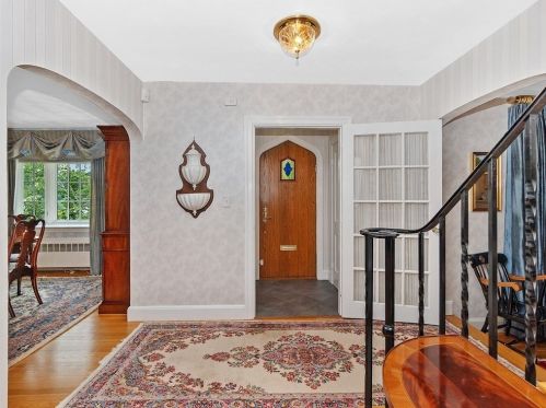 77 Montrose St, Newton, MA 02458-2726