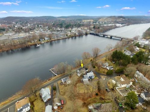 342 Main St, Groveland MA 01834-1346 exterior