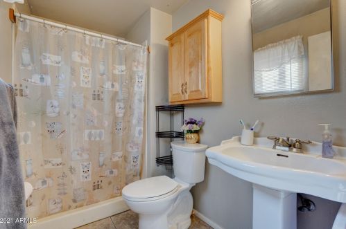 14233 38 St, Phoenix AZ 85018-5814 exterior