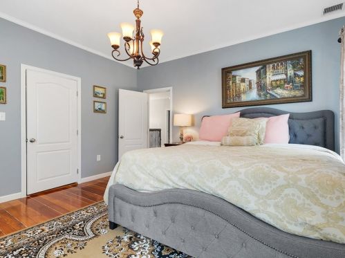 6 Rowe St, Newton MA 02466-1596 exterior