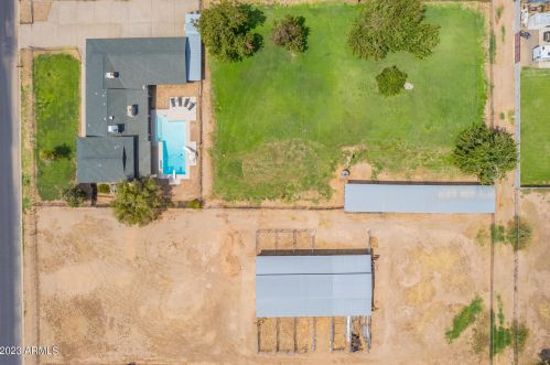 4210 Country Gables Dr, Phoenix AZ 85053-4528 exterior