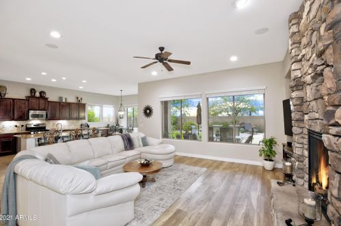 32718 18th Ln, Phoenix AZ  85085-8055 exterior